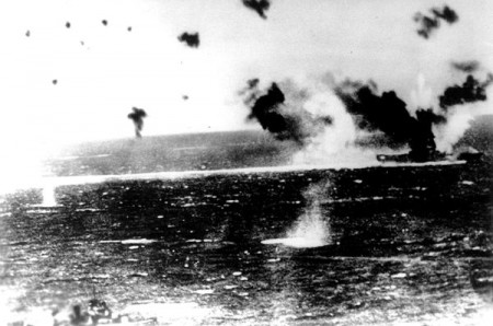 LEXINGTON byl vyfotografován jedním z japonských letadel po prvním úspěšném náletu. V levo dole je patrný torpédoborec USS PHELPS DD-360. Fotografie je ze souboru "Historie operací US NAVY ve druhé světové válce" kontraadmirála S. E. Morisona.